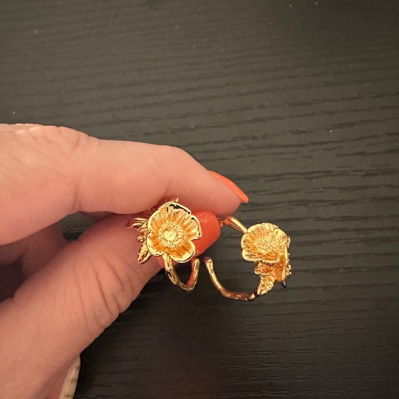 Gold slightly twisted hoops with gold flowers - Picture 3 of 5